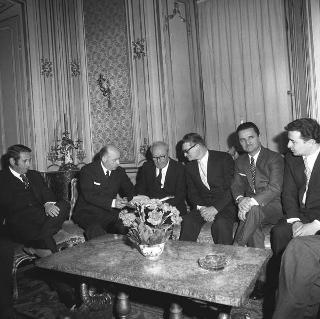 Flavio Orlandi, con Roberto Massi, sindaco di Tolentino, e la Giunta comunale, per fare omaggio al Presidente della Repubblica Giuseppe Saragat di una pubblicazione sulla Resistenza nella Valle del Chienti