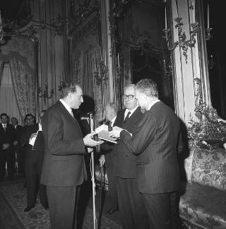 Il Presidente della Repubblica Giuseppe Saragat riceve in udienza Enrico Ghio, Presidente dell'Unione nazionale Comuni ed Enti montani, con i componenti il Consiglio nazionale dell'Unione
