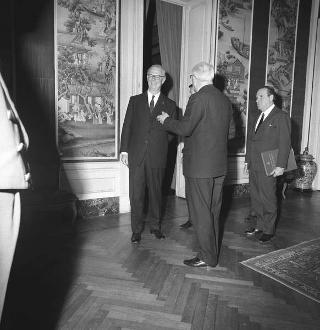 Il Presidente della Repubblica Giuseppe Saragat riceve in udienza Sir Eric Drake, Presidente del Gruppo British Petroleum, con Ernst Holzer, amministratore delegato della B.P. italiana