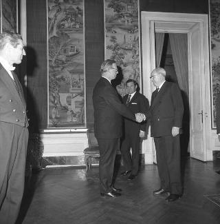 Il Presidente della Repubblica Giuseppe Saragat riceve in udienza Sir Eric Drake, Presidente del Gruppo British Petroleum, con Ernst Holzer, amministratore delegato della B.P. italiana
