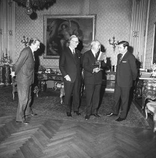 Il Presidente della Repubblica Giuseppe Saragat riceve in udienza Sir Eric Drake, Presidente del Gruppo British Petroleum, con Ernst Holzer, amministratore delegato della B.P. italiana