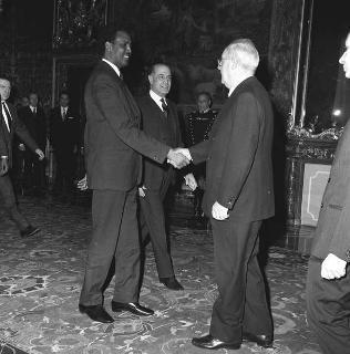 Il Presidente della Repubblica Giuseppe Saragat incontra Omar Arteh Ghalib, Ministro degli affari esteri della Repubblica Democratica Somala, accompagnato dall'on. Aldo Moro, Ministro degli affari esteri