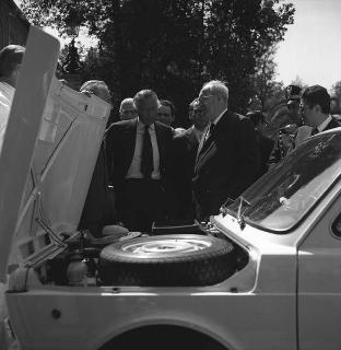Presentazione della nuova FIAT 127 al Presidente della Repubblica Saragat, presenti l'avv. Gianni Agnelli e un gruppo di meccanici FIAT