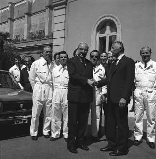 Presentazione della nuova FIAT 127 al Presidente della Repubblica Saragat, presenti l'avv. Gianni Agnelli e un gruppo di meccanici FIAT