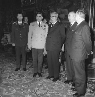 Il Presidente della Repubblica Giuseppe Saragat in udienza con  il Maggiore Generale Gheorgij Timofeev Beregovoj, comandante dei cosmonauti sovietici, accompagnato da Gelasio Adamoli, Segretario generale dell'Associazione Italia-URSS