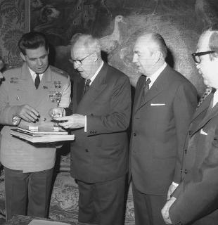 Il Presidente della Repubblica Giuseppe Saragat in udienza con  il Maggiore Generale Gheorgij Timofeev Beregovoj, comandante dei cosmonauti sovietici, accompagnato da Gelasio Adamoli, Segretario generale dell'Associazione Italia-URSS