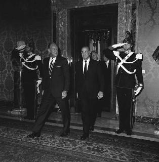 Il Presidente della Repubblica Giuseppe Saragat incontra William P. Rogers, segretario di Stato degli stati Uniti d'America, con Aldo Moro, Ministro degli affari esteri