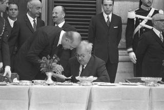 Giardini del Quirinale, ricevimento offerto dal Presidente della Repubblica Giuseppe Saragat al Corpo Diplomatico in occasione della Festa della Repubblica