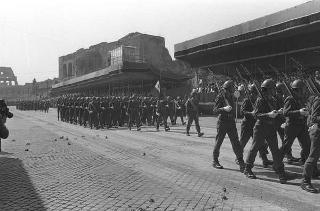 II Presidente della Repubblica Giuseppe Saragat durante la parata militare in occasione della Festa della Repubblica