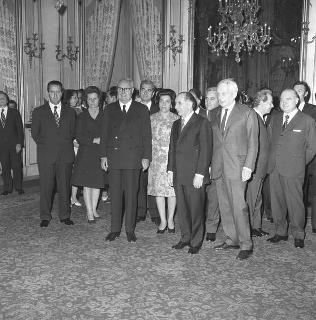 Il Presidente Saragat incontra Carlo Marzano, Presidente della Cassa di Risparmio di Roma, con una rappresentanza di partecipanti al &quot;Convegno di studi sull'inflazione degli anni '60&quot;