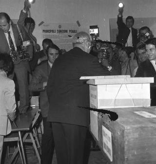 Il Presidente della Repubblica Giuseppe Saragat si reca a votare