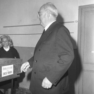 Il Presidente della Repubblica Giuseppe Saragat si reca a votare
