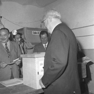 Il Presidente della Repubblica Giuseppe Saragat si reca a votare