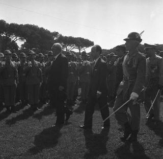 Il Presidente della Repubblica Giuseppe Saragat durante la celebrazione del 197° anniversario della fondazione del Corpo della Guardia di Finanza, Lido di Ostia - Caserma &quot;Italia&quot;