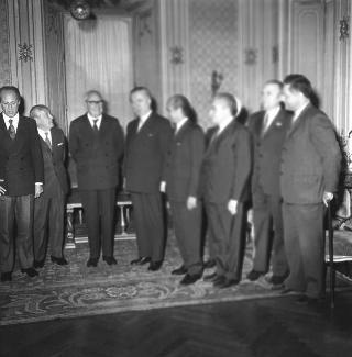 Il Presidente della Repubblica Giuseppe Saragat riceve in udienza l'on.Giuseppe Pella, con Giuliano Magnoni, Presidente del Comitato interconfederale per il turismo e i componenti il Comitato per fare omaggio del volume degli atti del Congresso sui problemi economici del turismo, con Gianmatteo Matteotti