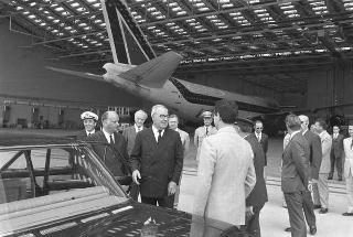 Visita del Presidente Saragat, con i nipotini, al Boeing 747 &quot;Jumbo-Jet&quot;, all'aeroporto di Fiumicino