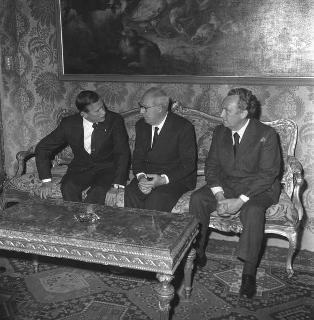 Il Presidente della Repubblica Giuseppe Saragat incontra John A. Volpe, Ministro dei trasporti degli Stati Uniti d'America, con l'ambasciatore USA a Roma