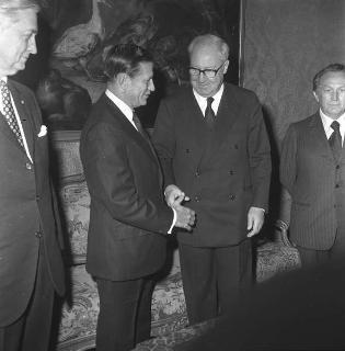 Il Presidente della Repubblica Giuseppe Saragat incontra John A. Volpe, Ministro dei trasporti degli Stati Uniti d'America, con l'ambasciatore USA a Roma