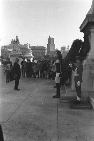 Presidente della Repubblica Giuseppe Saragat depone una corona di alloro sulla Tomba del Milite Ignoto in occasione della commemorazione dei caduti della Prima Guerra Mondiale