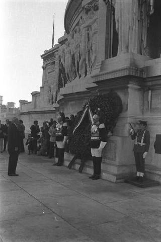 Presidente della Repubblica Giuseppe Saragat depone una corona di alloro sulla Tomba del Milite Ignoto in occasione della commemorazione dei caduti della Prima Guerra Mondiale