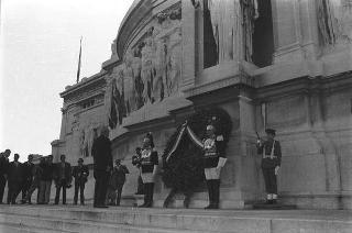 Presidente della Repubblica Giuseppe Saragat depone una corona di alloro sulla Tomba del Milite Ignoto in occasione della commemorazione dei caduti della Prima Guerra Mondiale