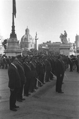 Presidente della Repubblica Giuseppe Saragat depone una corona di alloro sulla Tomba del Milite Ignoto in occasione della commemorazione dei caduti della Prima Guerra Mondiale
