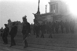 Presidente della Repubblica Giuseppe Saragat depone una corona di alloro sulla Tomba del Milite Ignoto in occasione della commemorazione dei caduti della Prima Guerra Mondiale