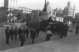 Presidente della Repubblica Giuseppe Saragat depone una corona di alloro sulla Tomba del Milite Ignoto in occasione della commemorazione dei caduti della Prima Guerra Mondiale