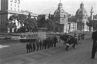 Presidente della Repubblica Giuseppe Saragat depone una corona di alloro sulla Tomba del Milite Ignoto in occasione della commemorazione dei caduti della Prima Guerra Mondiale