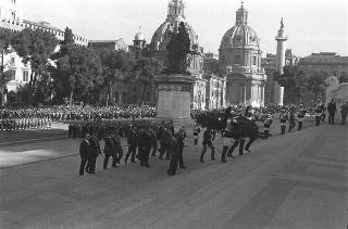 Presidente della Repubblica Giuseppe Saragat depone una corona di alloro sulla Tomba del Milite Ignoto in occasione della commemorazione dei caduti della Prima Guerra Mondiale