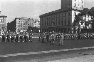 Presidente della Repubblica Giuseppe Saragat depone una corona di alloro sulla Tomba del Milite Ignoto in occasione della commemorazione dei caduti della Prima Guerra Mondiale