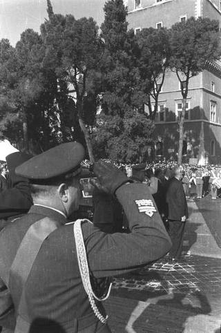 Presidente della Repubblica Giuseppe Saragat depone una corona di alloro sulla Tomba del Milite Ignoto in occasione della commemorazione dei caduti della Prima Guerra Mondiale