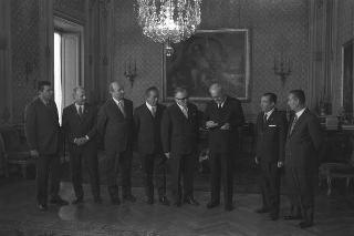 Il Consiglio direttivo della sezione combattenti e reduci del Segretariato generale della Presidenza della Repubblica offre al Presidente Giuseppe Saragat una medaglia d'oro in occasione della Giornata delle Forze Armate