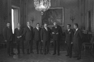 Il Consiglio direttivo della sezione combattenti e reduci del Segretariato generale della Presidenza della Repubblica offre al Presidente Giuseppe Saragat una medaglia d'oro in occasione della Giornata delle Forze Armate