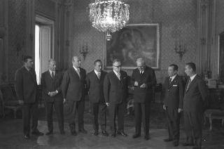 Il Consiglio direttivo della sezione combattenti e reduci del Segretariato generale della Presidenza della Repubblica offre al Presidente Giuseppe Saragat una medaglia d'oro in occasione della Giornata delle Forze Armate