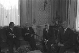 Il Consiglio direttivo della sezione combattenti e reduci del Segretariato generale della Presidenza della Repubblica offre al Presidente Giuseppe Saragat una medaglia d'oro in occasione della Giornata delle Forze Armate