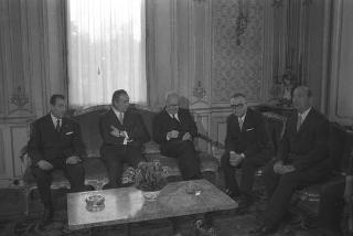 Il Consiglio direttivo della sezione combattenti e reduci del Segretariato generale della Presidenza della Repubblica offre al Presidente Giuseppe Saragat una medaglia d'oro in occasione della Giornata delle Forze Armate