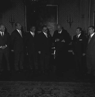 Il Consiglio direttivo della sezione combattenti e reduci del Segretariato generale della Presidenza della Repubblica offre al Presidente Giuseppe Saragat una medaglia d'oro in occasione della Giornata delle Forze Armate