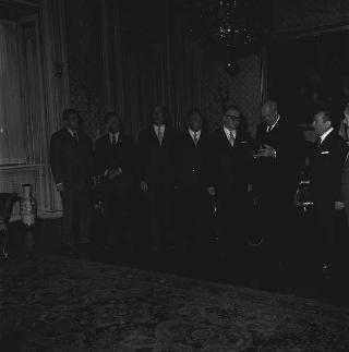 Il Consiglio direttivo della sezione combattenti e reduci del Segretariato generale della Presidenza della Repubblica offre al Presidente Giuseppe Saragat una medaglia d'oro in occasione della Giornata delle Forze Armate