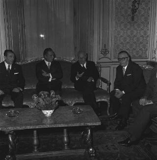 Il Consiglio direttivo della sezione combattenti e reduci del Segretariato generale della Presidenza della Repubblica offre al Presidente Giuseppe Saragat una medaglia d'oro in occasione della Giornata delle Forze Armate