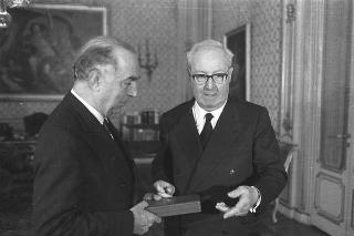 Incontro del Presidente della Repubblica Giuseppe Saragat con Vanni Buscemi Montana per la consegna di un'onorificenza