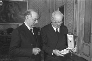 Incontro del Presidente della Repubblica Giuseppe Saragat con Vanni Buscemi Montana per la consegna di un'onorificenza