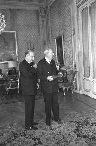 Incontro del Presidente della Repubblica Giuseppe Saragat con Vanni Buscemi Montana per la consegna di un'onorificenza