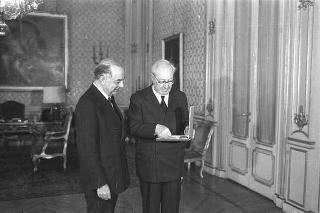 Incontro del Presidente della Repubblica Giuseppe Saragat con Vanni Buscemi Montana per la consegna di un'onorificenza