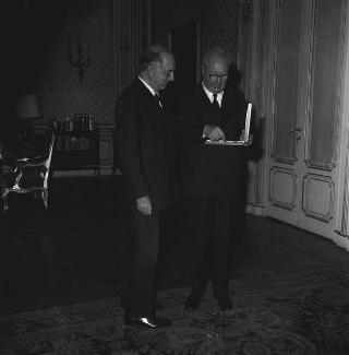 Incontro del Presidente della Repubblica Giuseppe Saragat con Vanni Buscemi Montana per la consegna di un'onorificenza