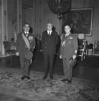 Il Presidente della Repubblica Giuseppe Saragat saluta il Generale di Squadra A. Duilio Fanali, visita di congedo per raggiunti limiti di età
