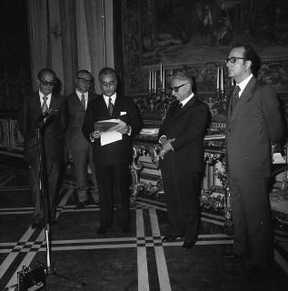 Il Presidente della Repubblica Giovanni Leone riceve in udienza Umberto Ortolani, presidente della Federazione mondiale della stampa italiana all'estero, con i componenti il Consiglio direttivo