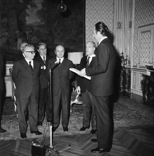 Il Presidente della Repubblica Giovanni Leone riceve Mario Valeri Manera, presidente del Premio letterario &quot;Campiello&quot;, con il Comitato promotore e i vincitori per fare omaggio dell'Antologia del Campiello edizione 1972