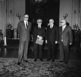 Prof. Raffaele Morghen, presidente dell'Istituto storico italiano per il medio evo, con i professori Girolamo Arnaldi e Raoul Manselli in visita di omaggio al Presidente della Repubblica Giovanni Leone per fare dono delle più recenti pubblicazioni dell'Istituto