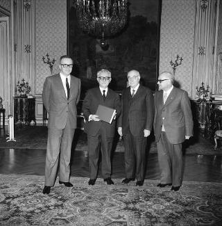 Prof. Raffaele Morghen, presidente dell'Istituto storico italiano per il medio evo, con i professori Girolamo Arnaldi e Raoul Manselli in visita di omaggio al Presidente della Repubblica Giovanni Leone per fare dono delle più recenti pubblicazioni dell'Istituto